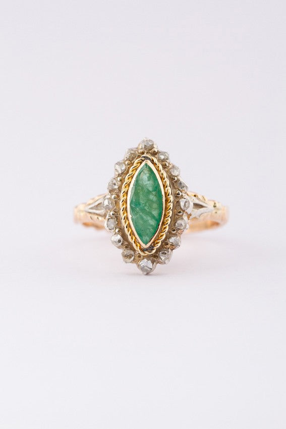 Gouden entourage ring met een smaragd en diamanten