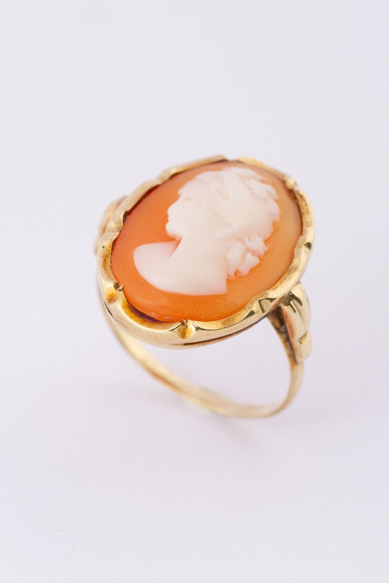 Gold ring with cameo