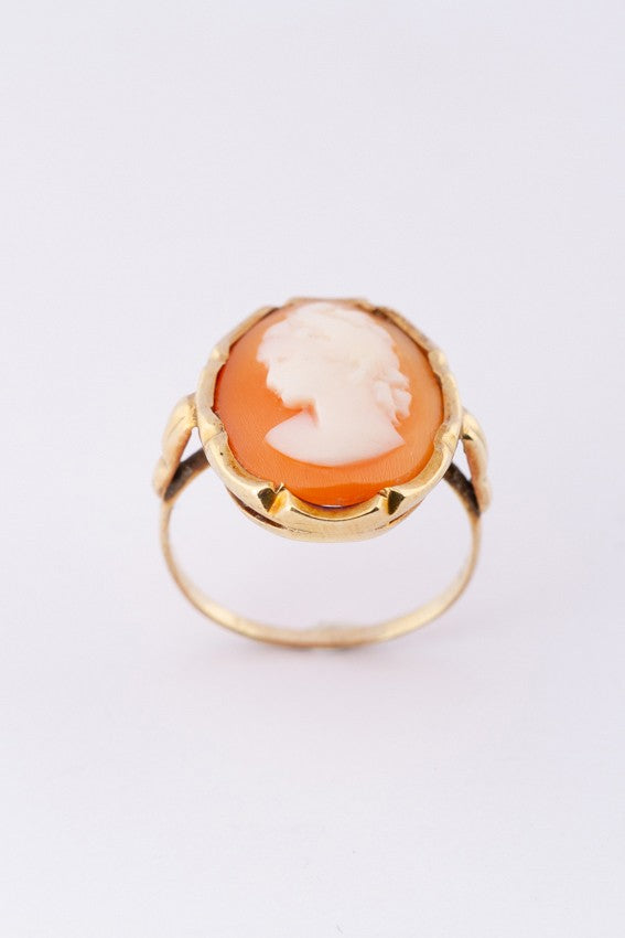 Gold ring with cameo