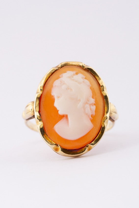 Gold ring with cameo