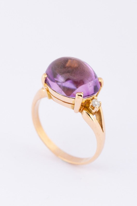 Gold ring with an amethyst and diamonds