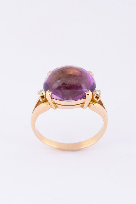 Gold ring with an amethyst and diamonds