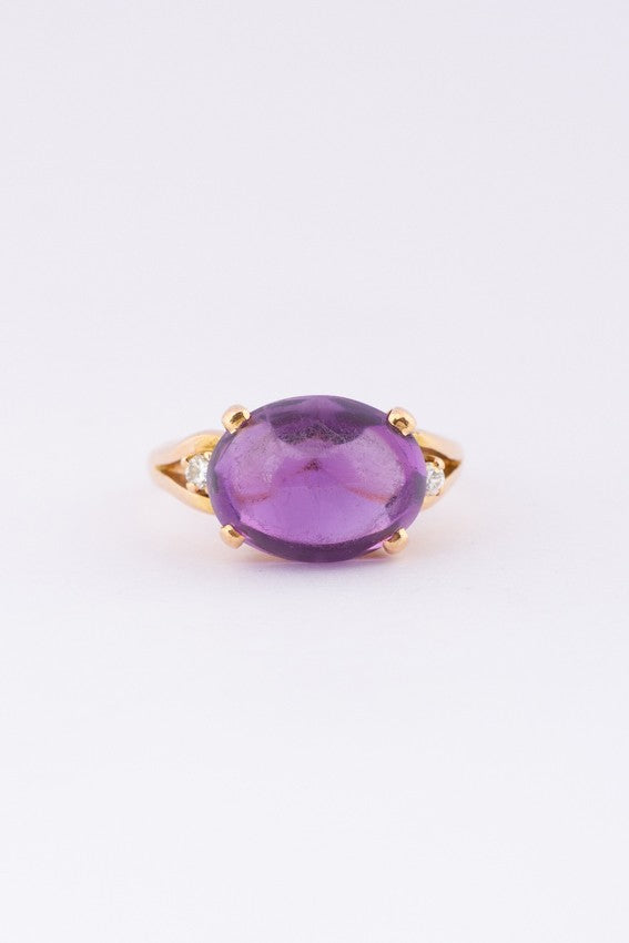 Gold ring with an amethyst and diamonds