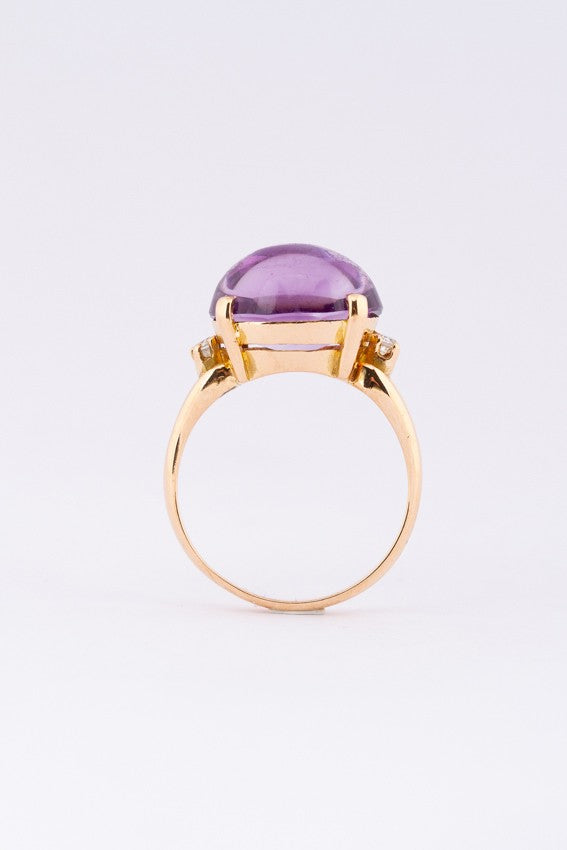 Gold ring with an amethyst and diamonds