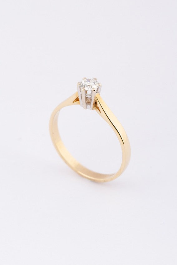 Gold solitaire ring with a brilliant