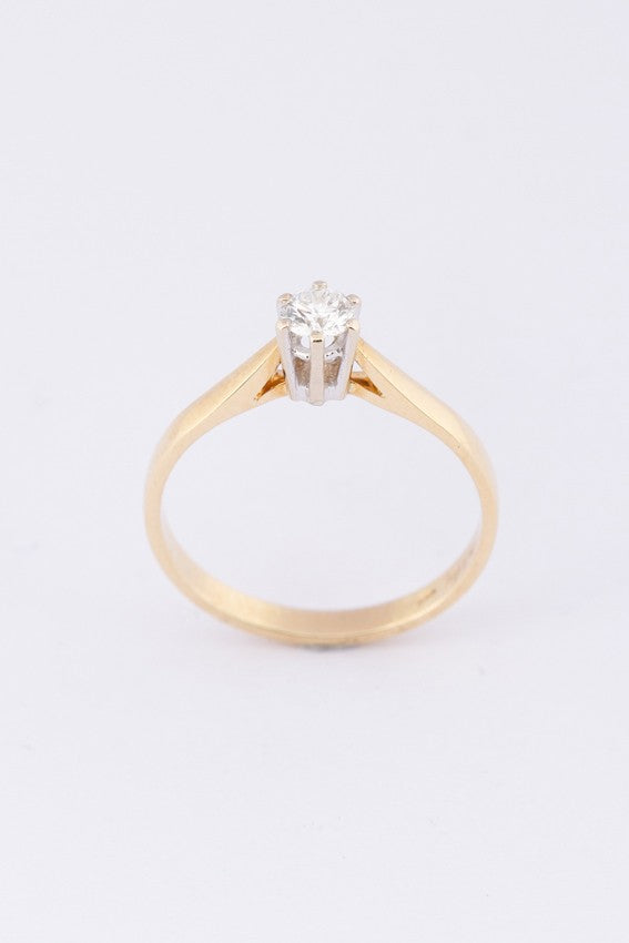 Gold solitaire ring with a brilliant