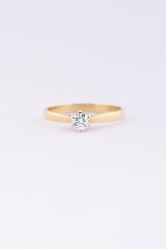 Gold solitaire ring with a brilliant