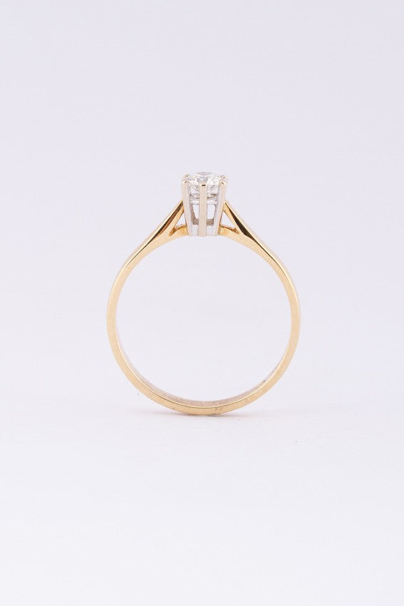 Gold solitaire ring with a brilliant