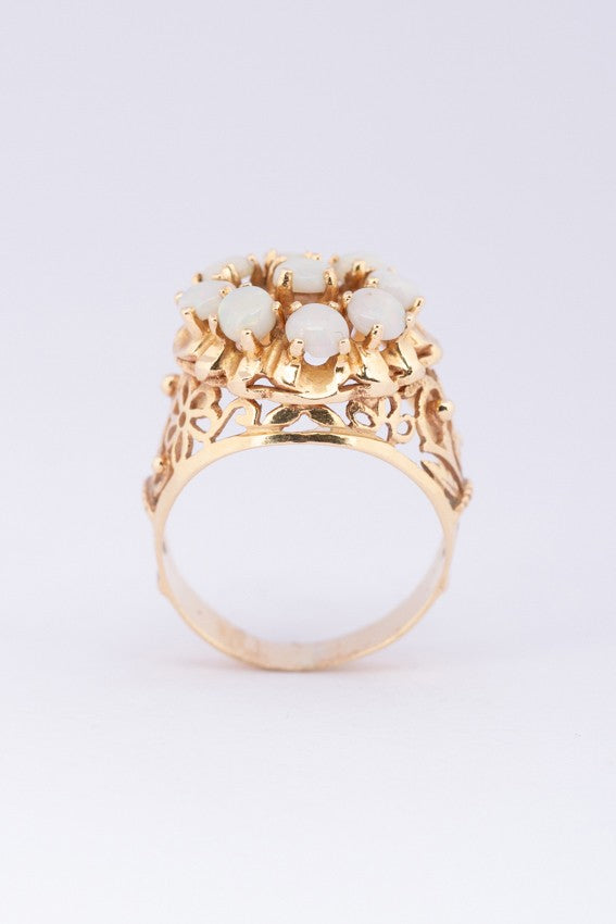 Gouden ring met melk opalen