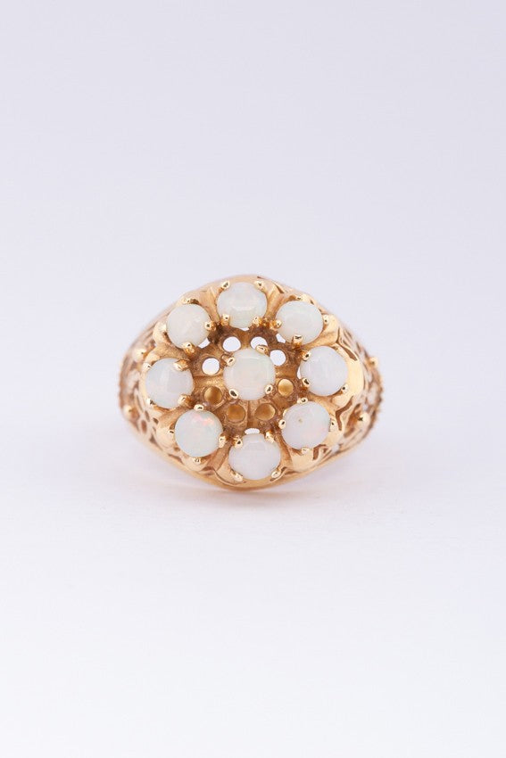 Gouden ring met melk opalen