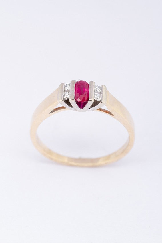 Gouden ring met robijn en briljanten
