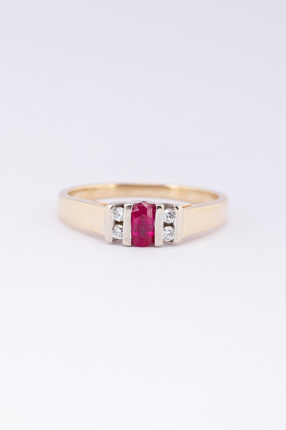 Gouden ring met robijn en briljanten