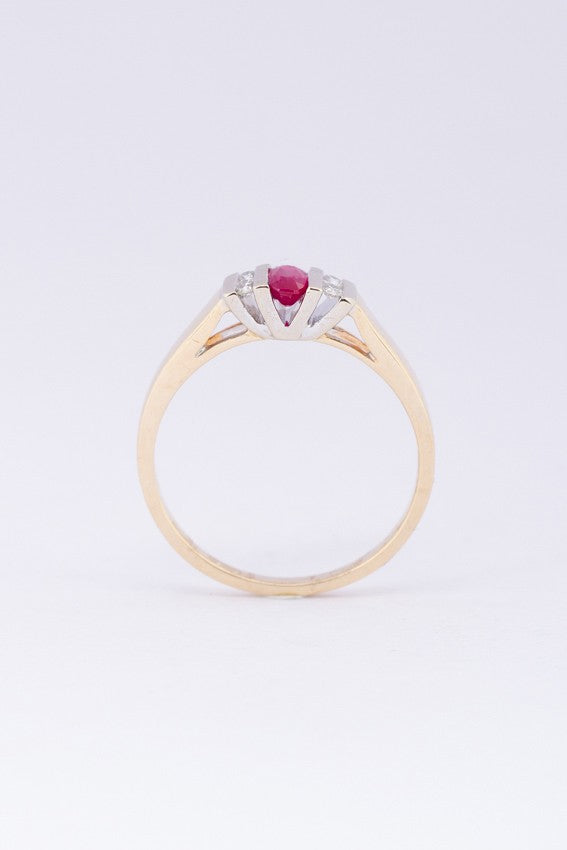 Gouden ring met robijn en briljanten