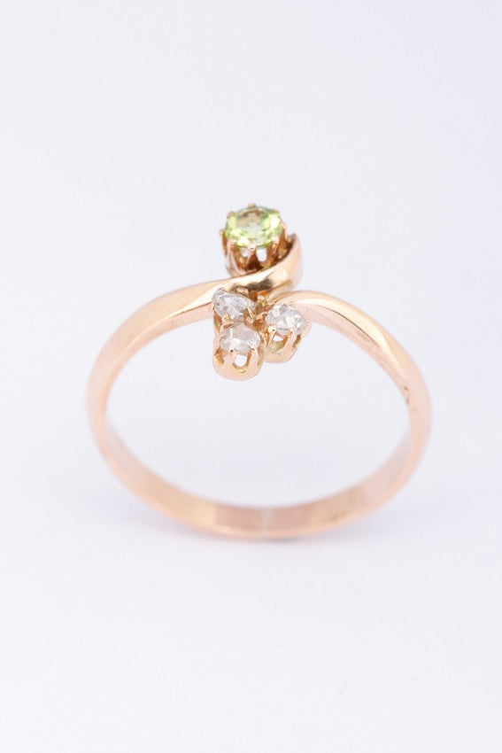 Gouden slagring met diamanten en peridoot