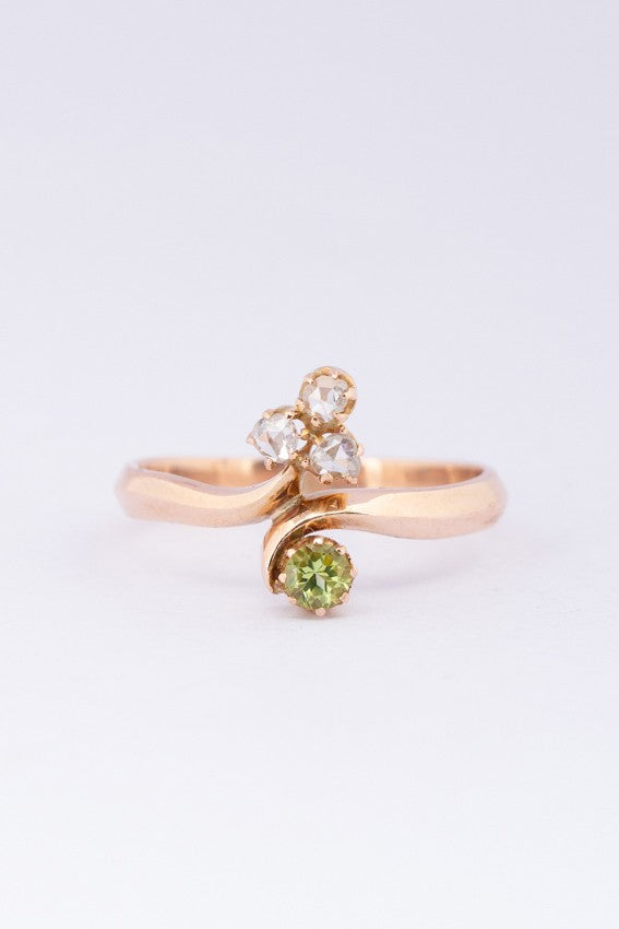 Gouden slagring met diamanten en peridoot