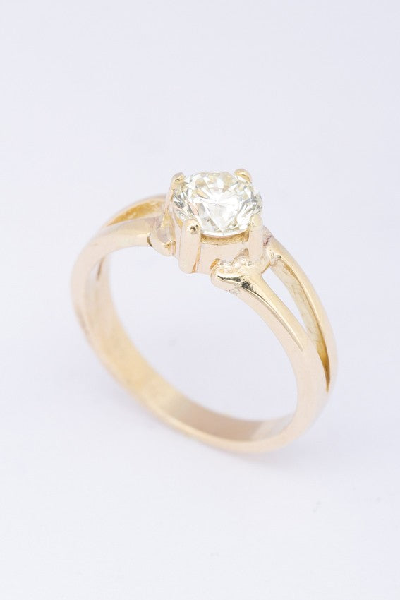 Solitaire ring with brilliant