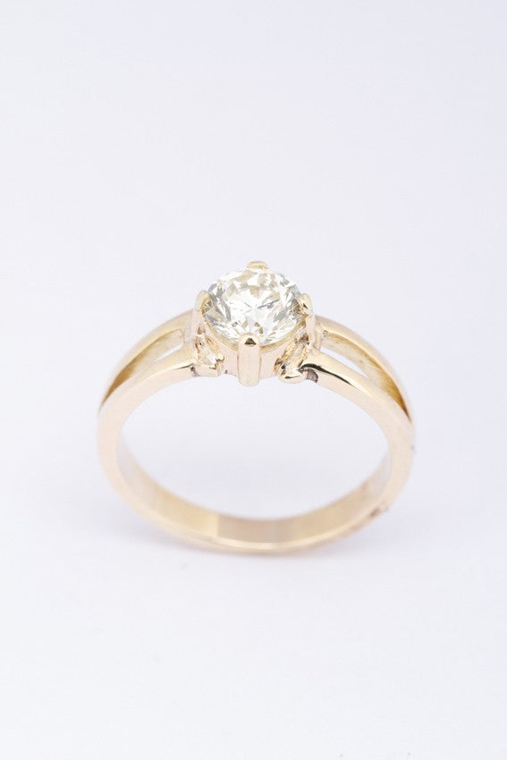 Solitaire ring with brilliant