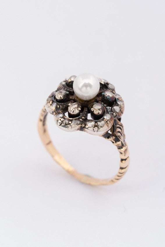 Entourage ring met diamanten en cultive parel