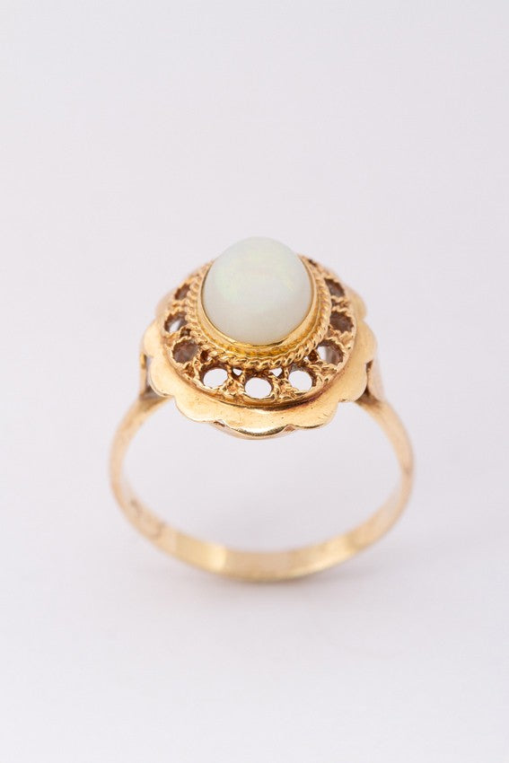 Gouden ring met melk opaal