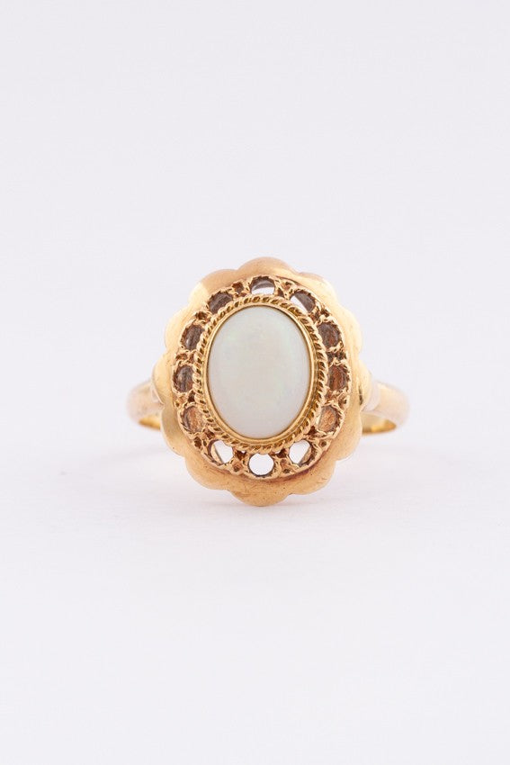 Gouden ring met melk opaal