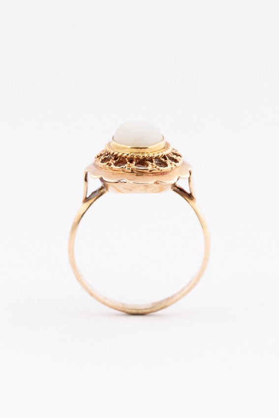 Gouden ring met melk opaal