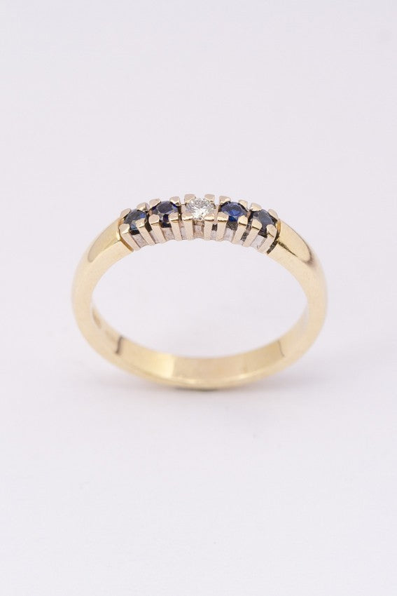 Gouden ring met een briljant en saffieren