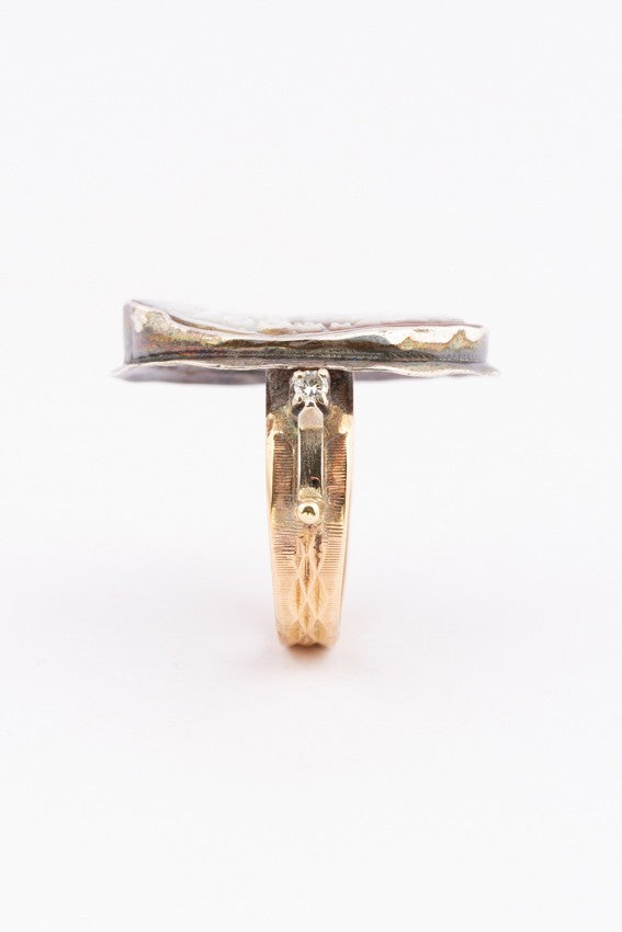 Gouden ring met schelp camee en briljanten