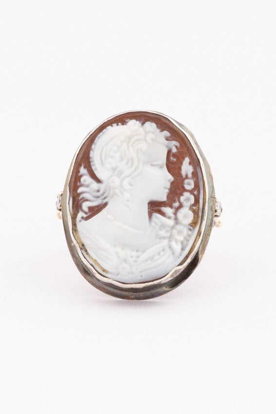 Gouden ring met schelp camee en briljanten