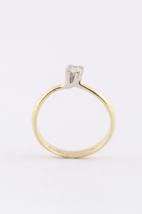 Gouden solitair ring met een briljant
