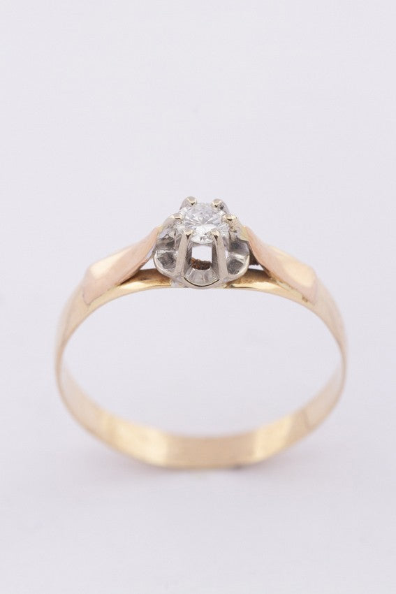 Gold solitaire ring