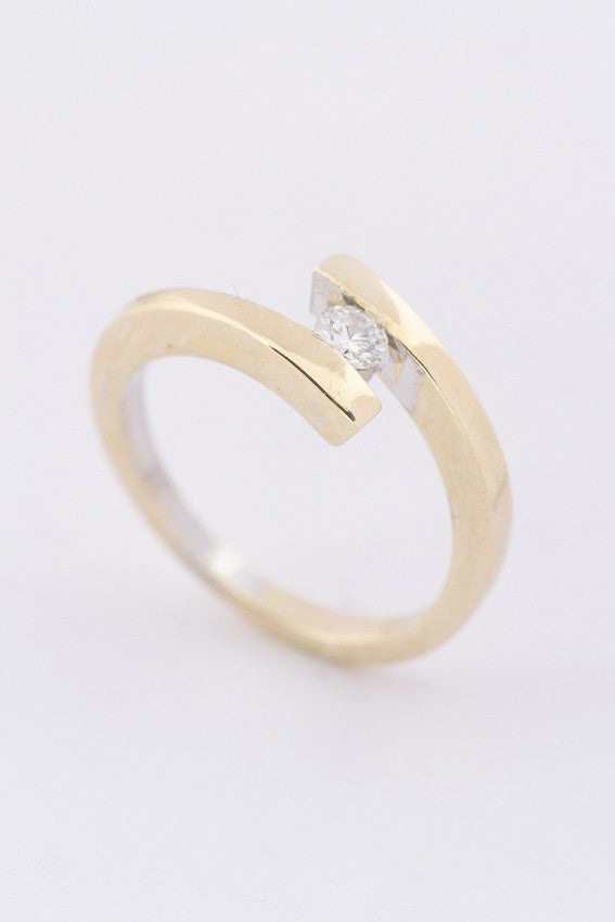 Gouden slagring met een briljant