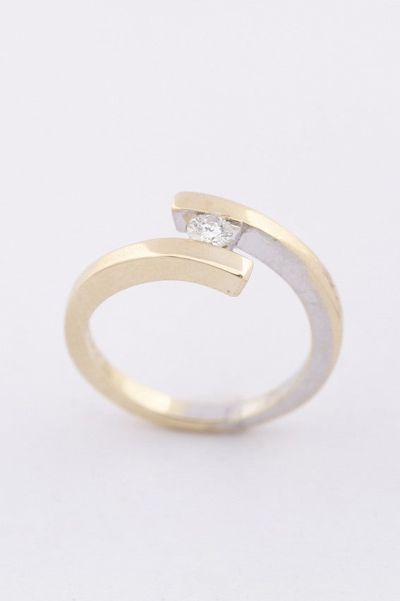 Gouden slagring met een briljant