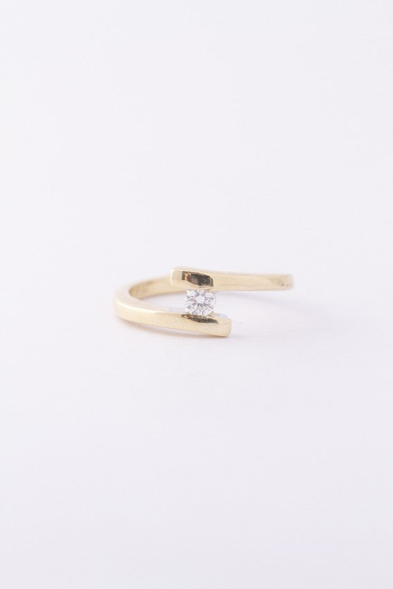 Gouden slagring met een briljant