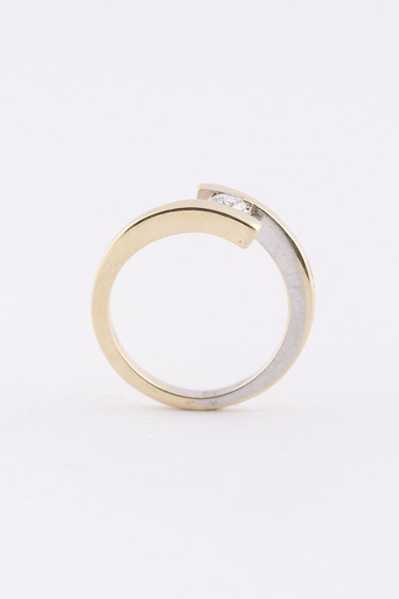 Gouden slagring met een briljant