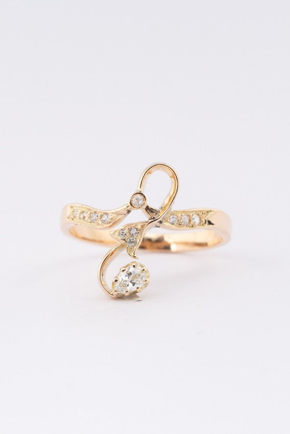 Gouden slagring met diamanten