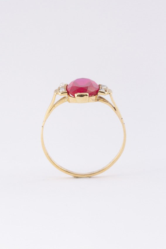 Gouden ring met robijn en zaadparels