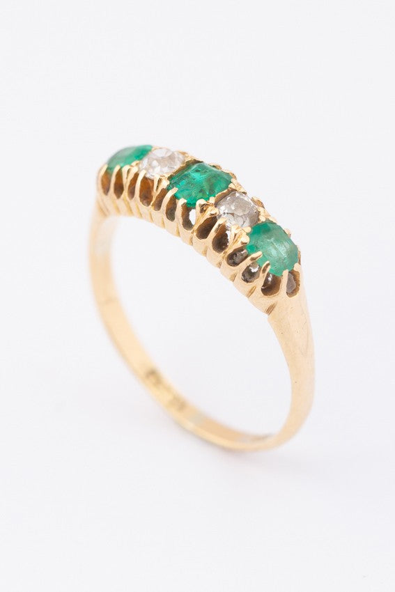 Engelse ring met smaragden en briljanten