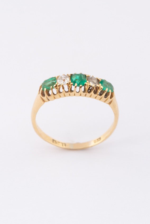 Engelse ring met smaragden en briljanten