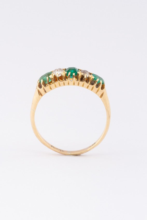 Engelse ring met smaragden en briljanten