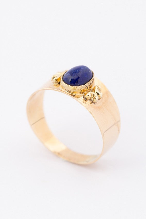 Gouden ring met lapis lazuli.