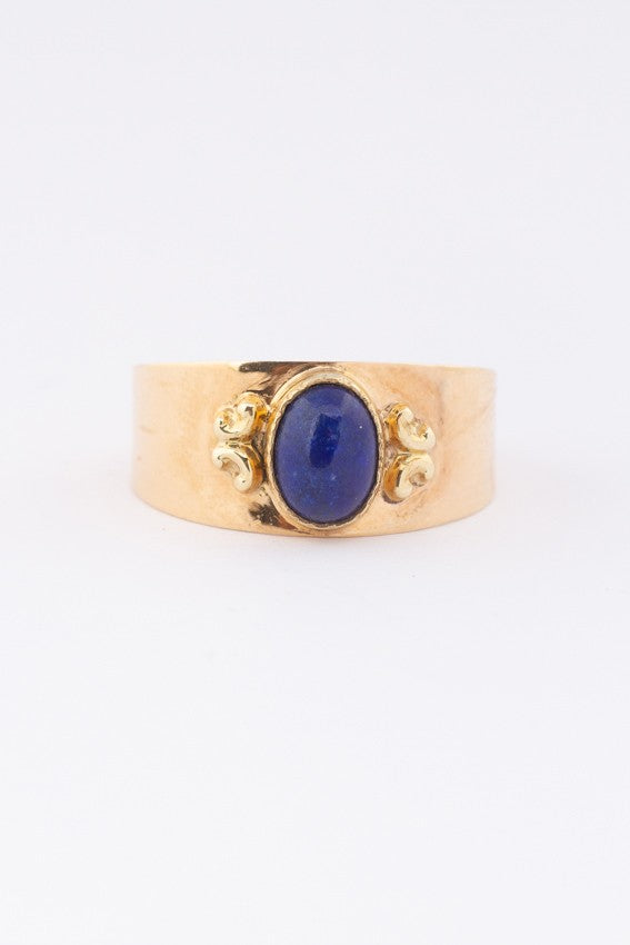 Gold ring with lapis lazuli.
