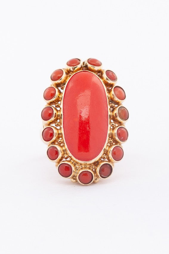 Gouden entourage ring met bloedkoralen