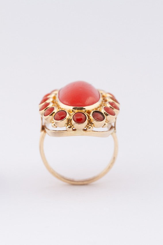 Gouden entourage ring met bloedkoralen