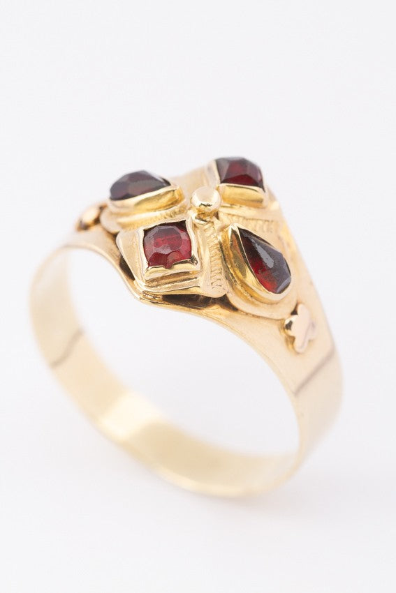 Gouden ring met granaten