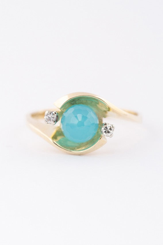 Gouden slag ring met chalcedoon en briljant