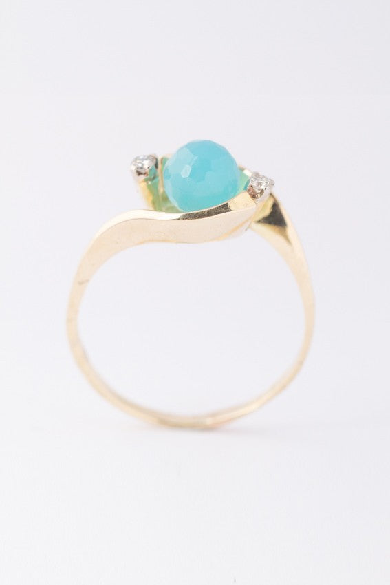Gouden slag ring met chalcedoon en briljant
