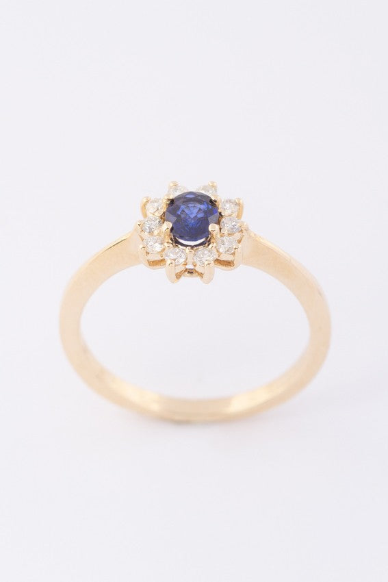 Gold entourage ring with sapphire and diamonds