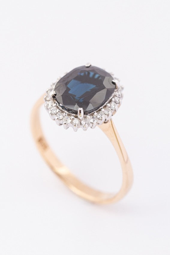 Gouden entourage ring met saffier en briljanten