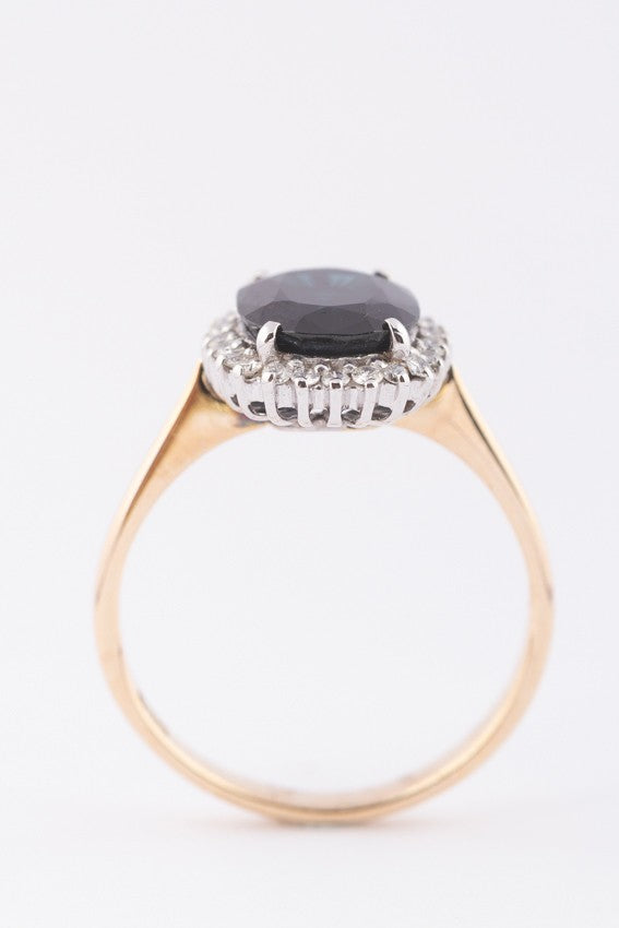 Gouden entourage ring met saffier en briljanten