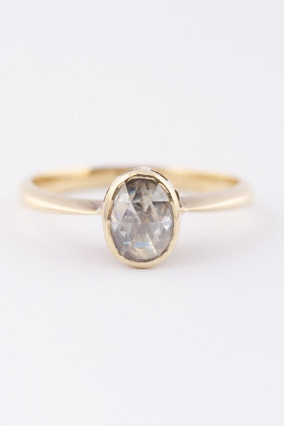 Gouden ring met een roos geslepen diamant